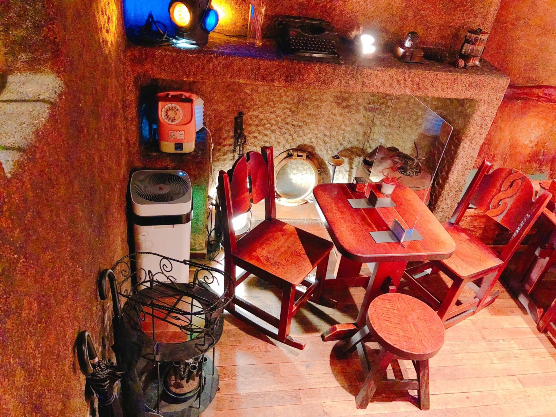 吉祥寺のカフェ「くぐつ草」の店内