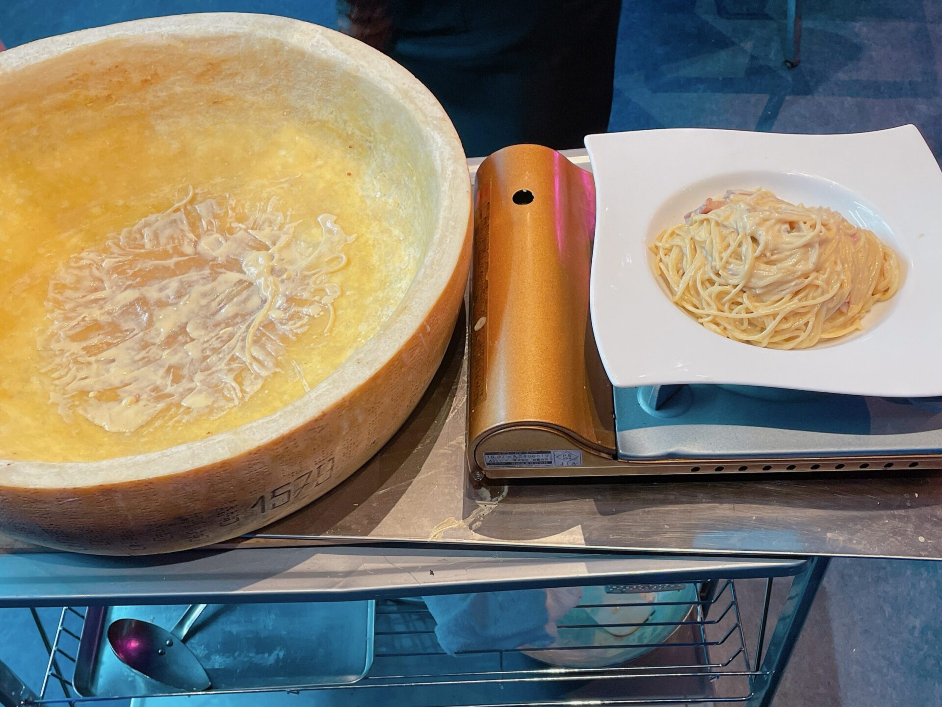 パルメジャーノレッジャーノの上で調理するカルボナーラ（1,650円）