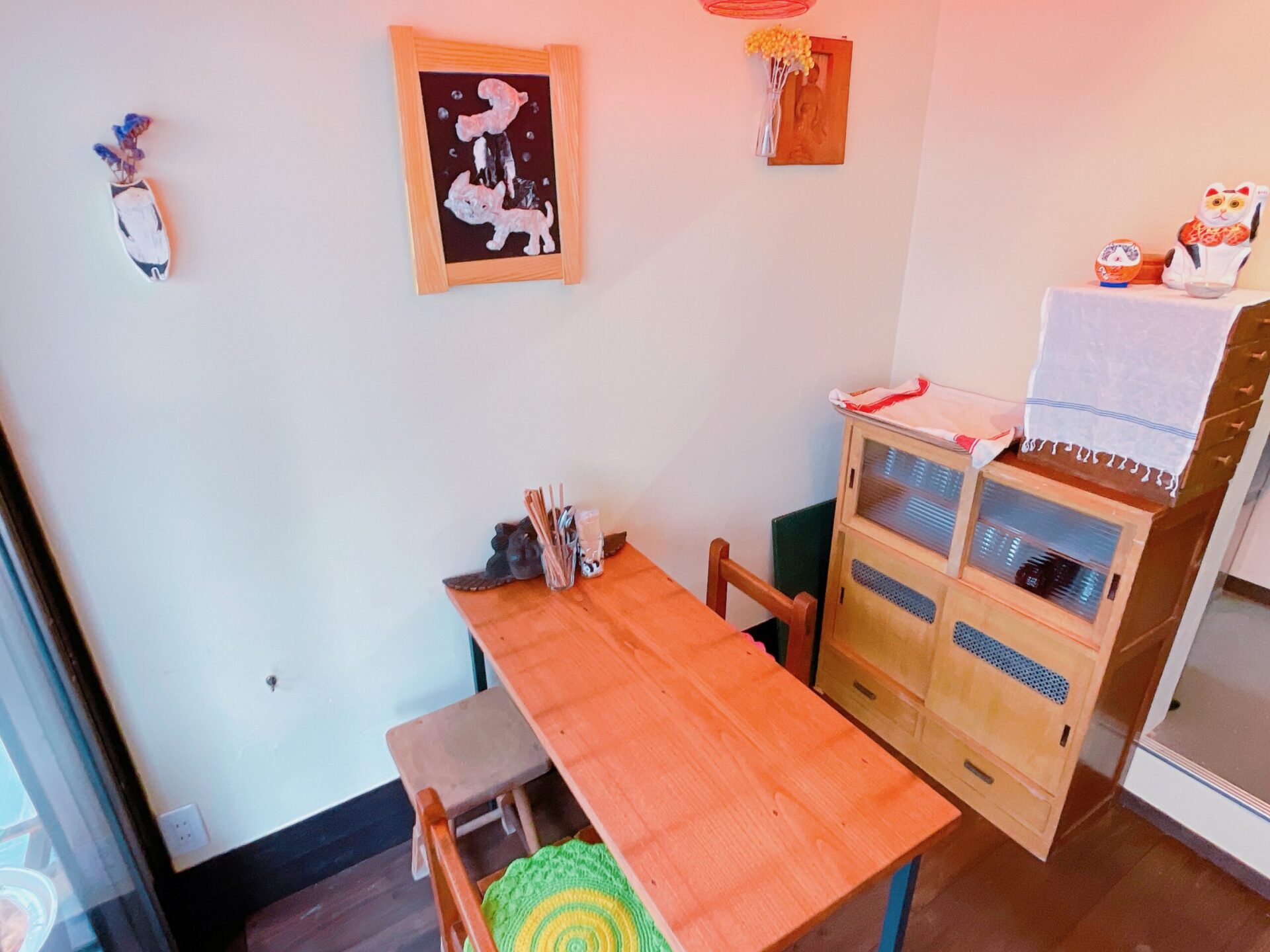 吉祥寺通りのカフェ「ヤマネコロッヂ」のテーブル席