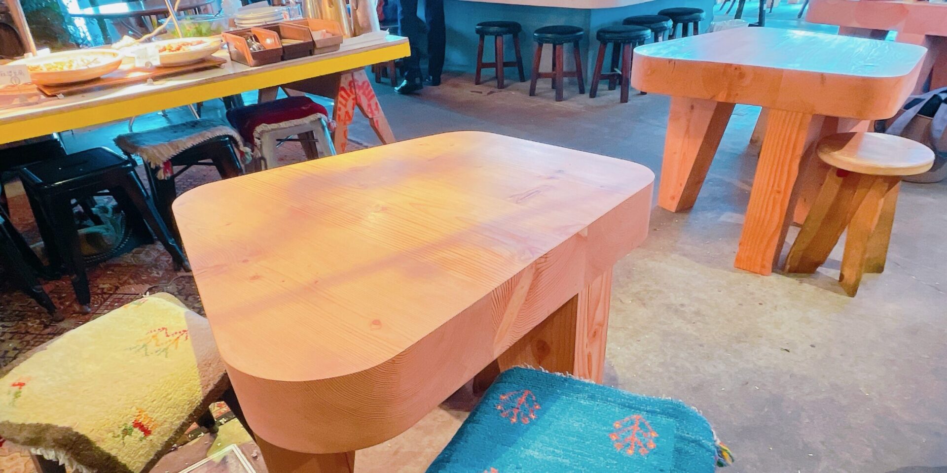 「ASIANS アジアの小さな百貨店」のテーブル席