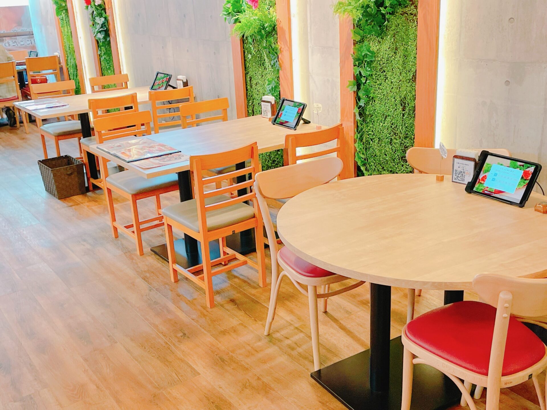 吉祥寺の韓国料理「Green Green（グリーン グリーン）」のテーブル席