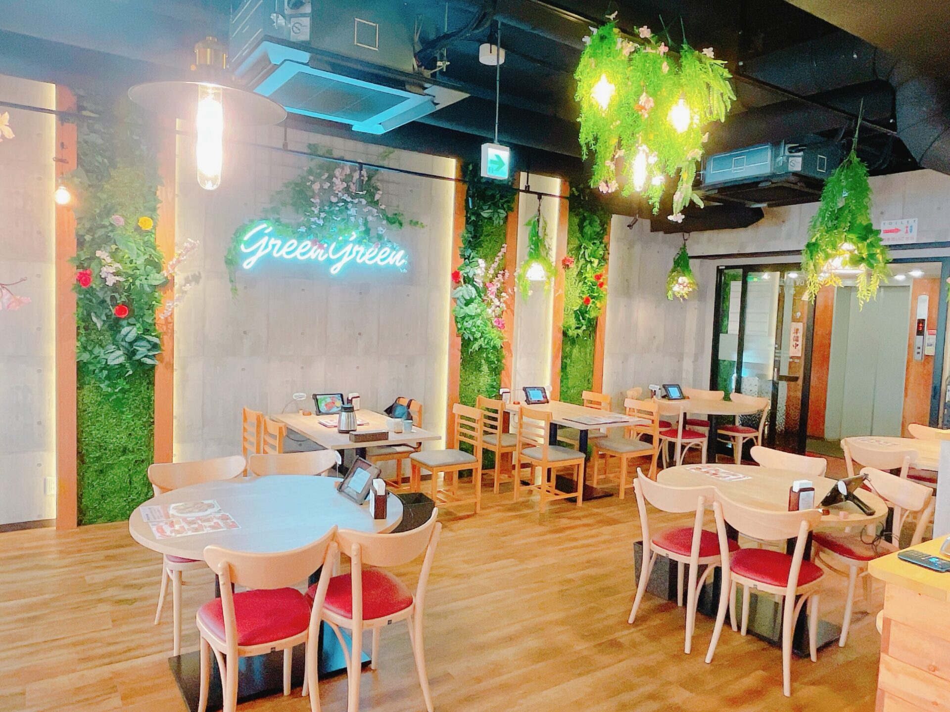 吉祥寺の韓国料理「Green Green（グリーン グリーン）」のテーブル席