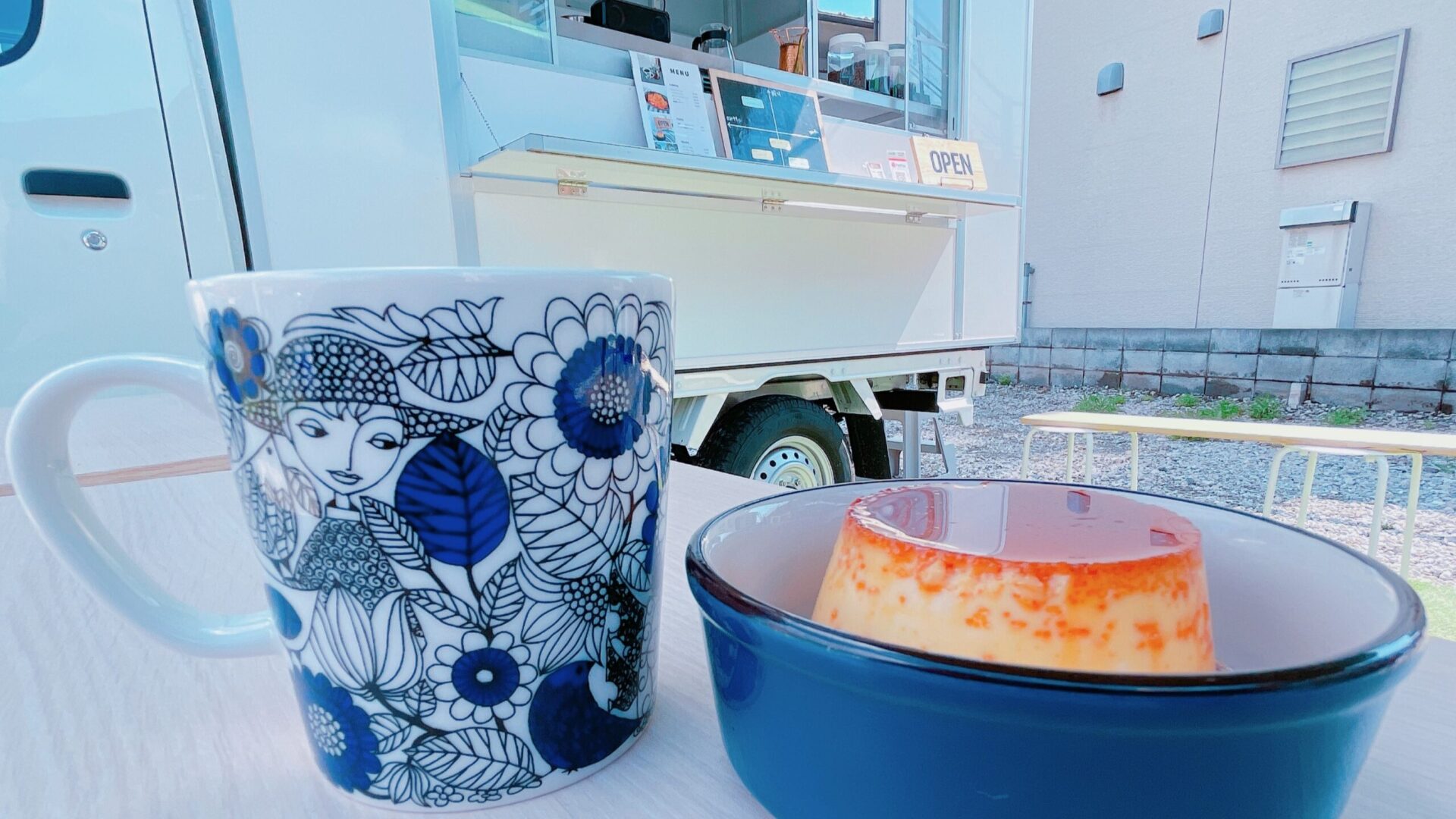 三鷹の青空カフェ「ほぼ'sカフェ（ホボズカフェ）」が跨線橋前の空き地