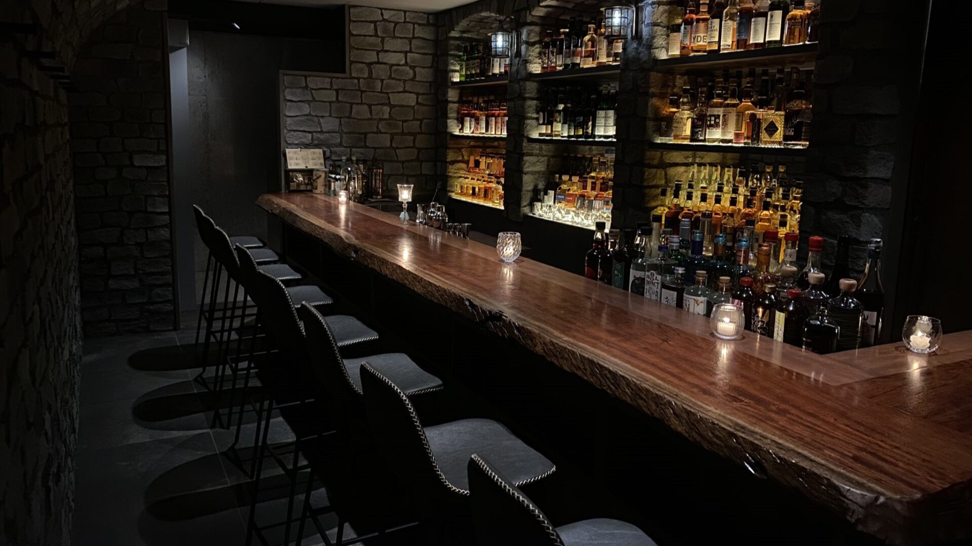 吉祥寺に大人の隠れ家BAR「HIDE BAR（ハイドバー）」がオープン！お酒にも内装にも店主のこだわりが光る｜吉グル