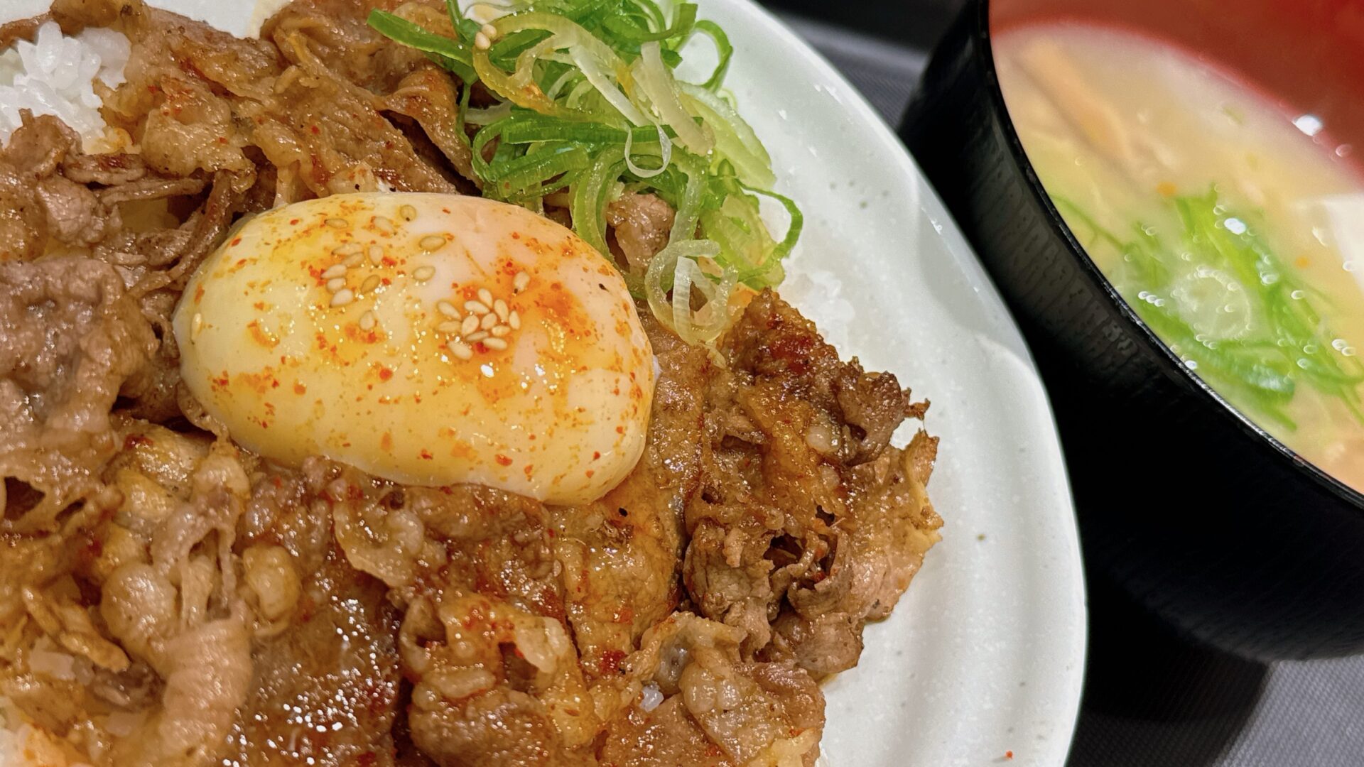 松屋の「元祖旨辛焼き牛めし」が2024年5月に復活！新たに参鶏湯風