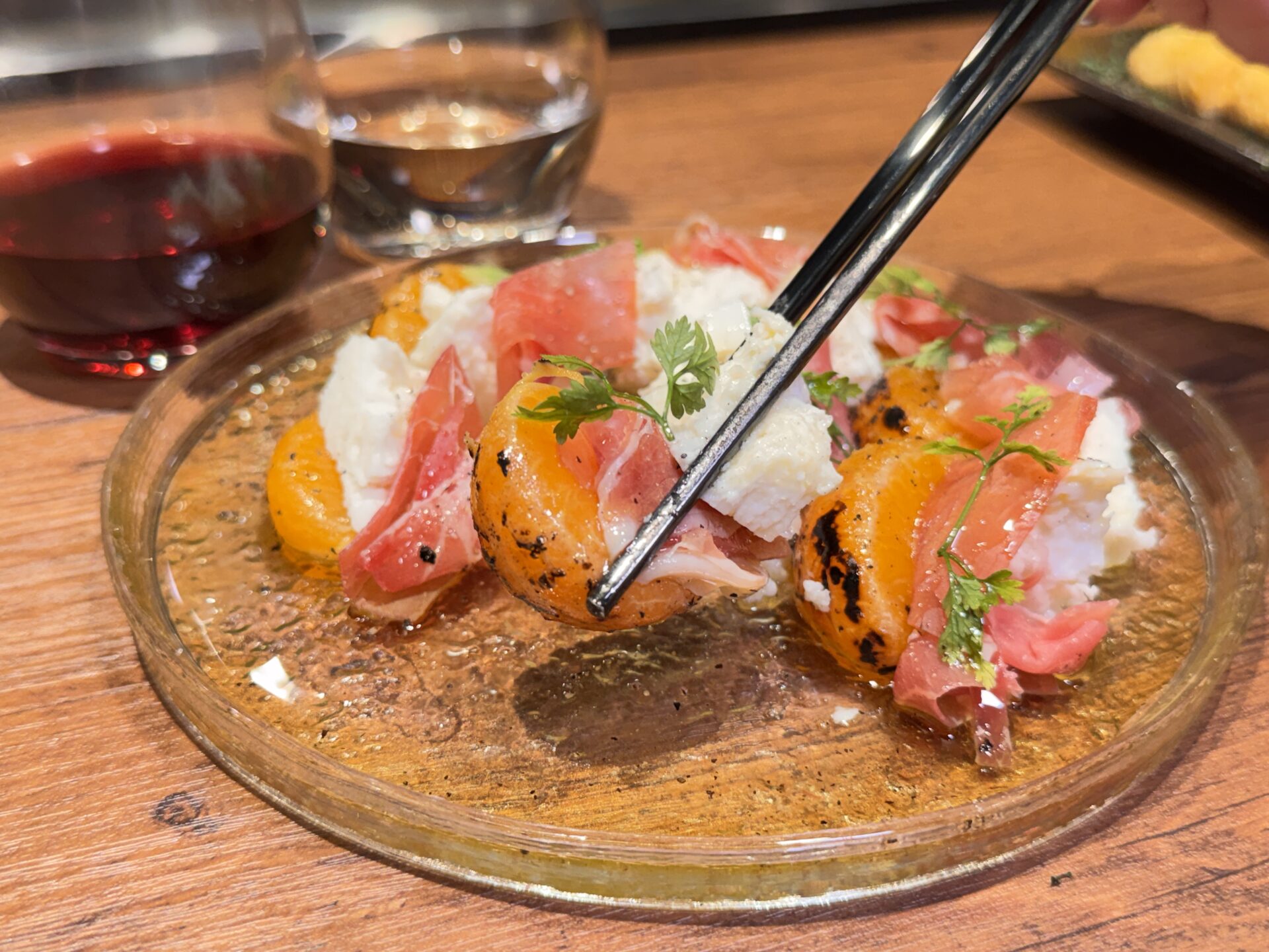 季節のフルーツとモッツァレラ