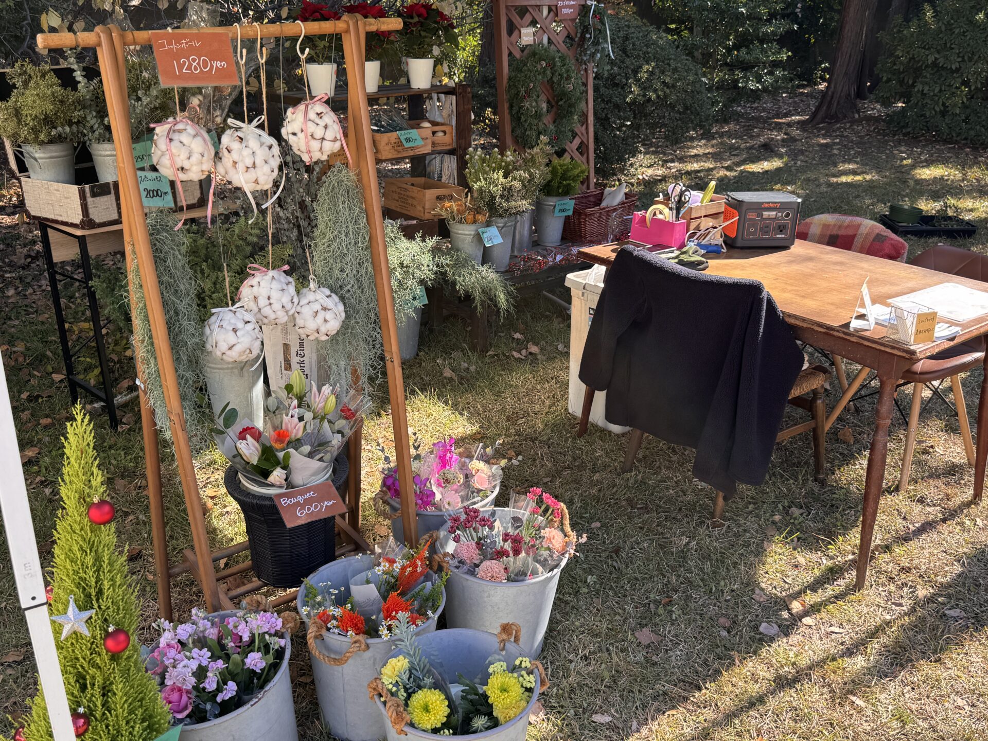 ブーケ販売とクリスマススワッグ作りのワークショップ