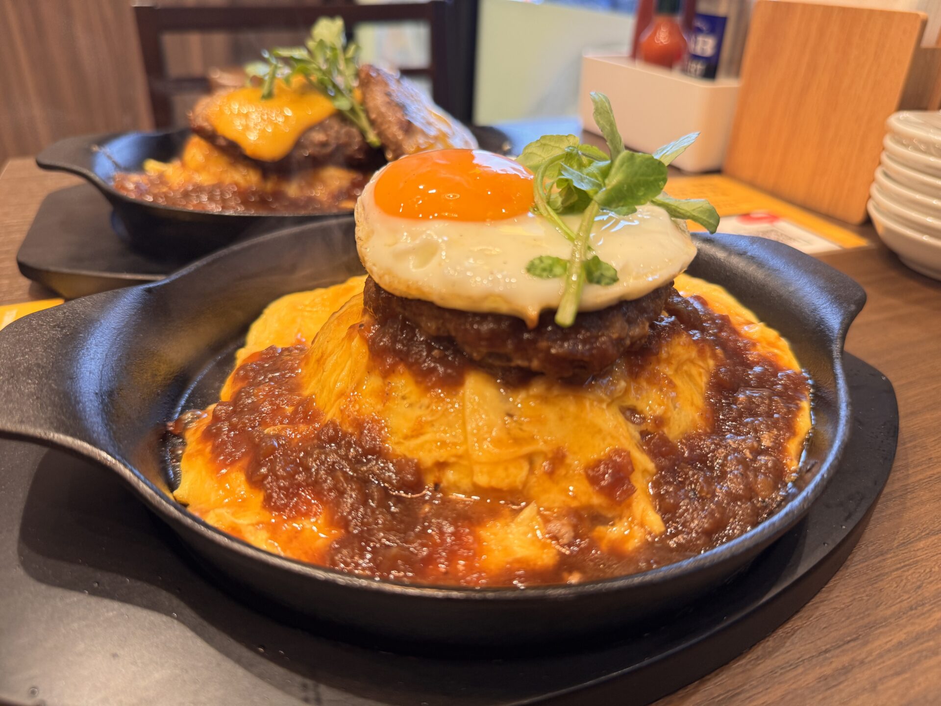 目玉焼きチーズハンバーグオムライス