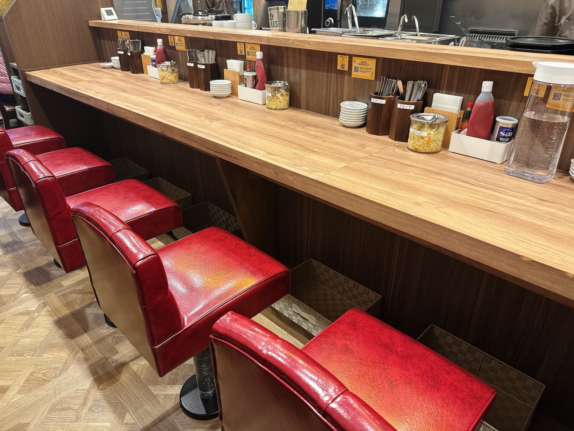 肉とたまご吉祥寺店のカウンター席