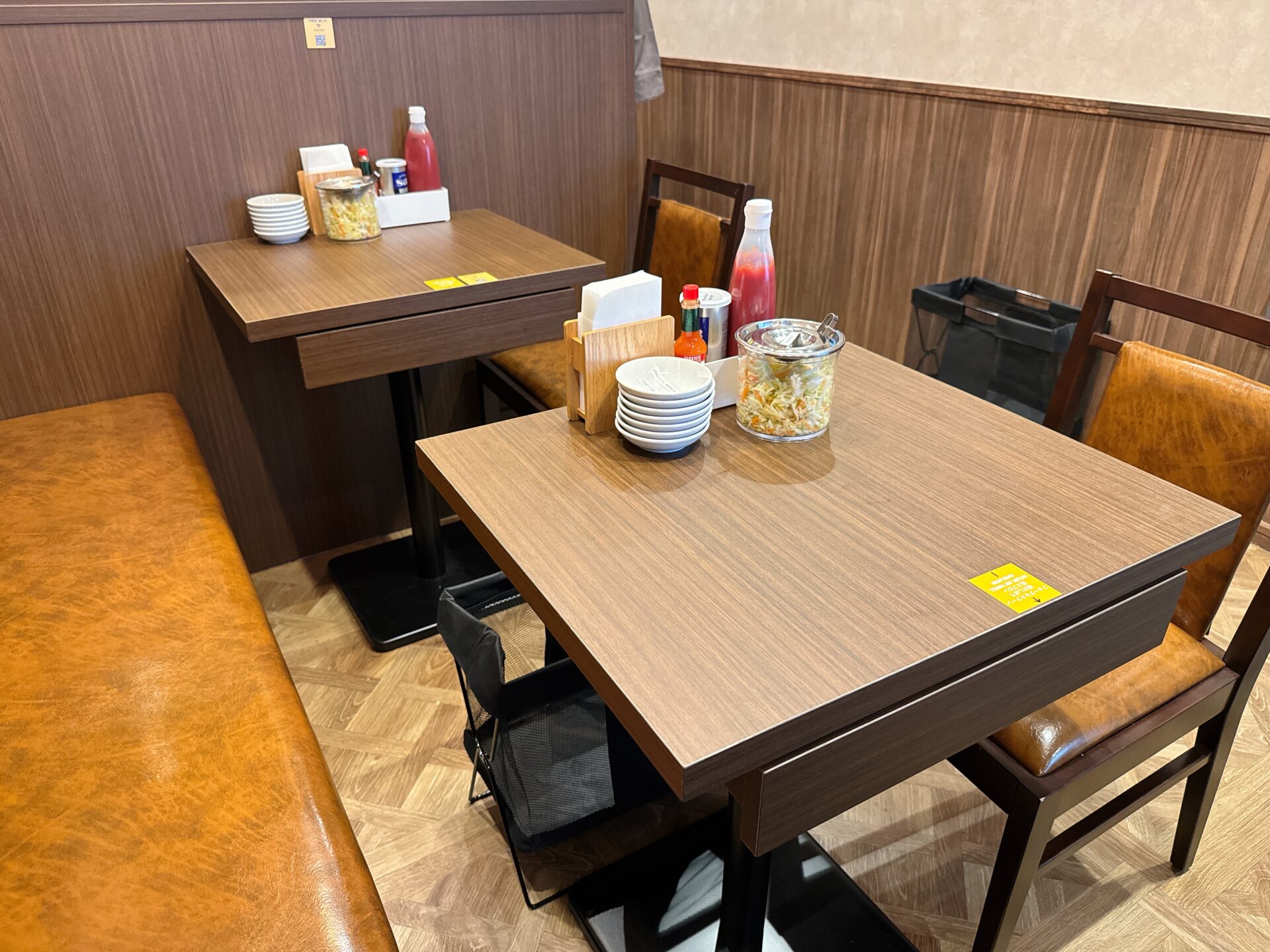 肉とたまご吉祥寺店のテーブル席