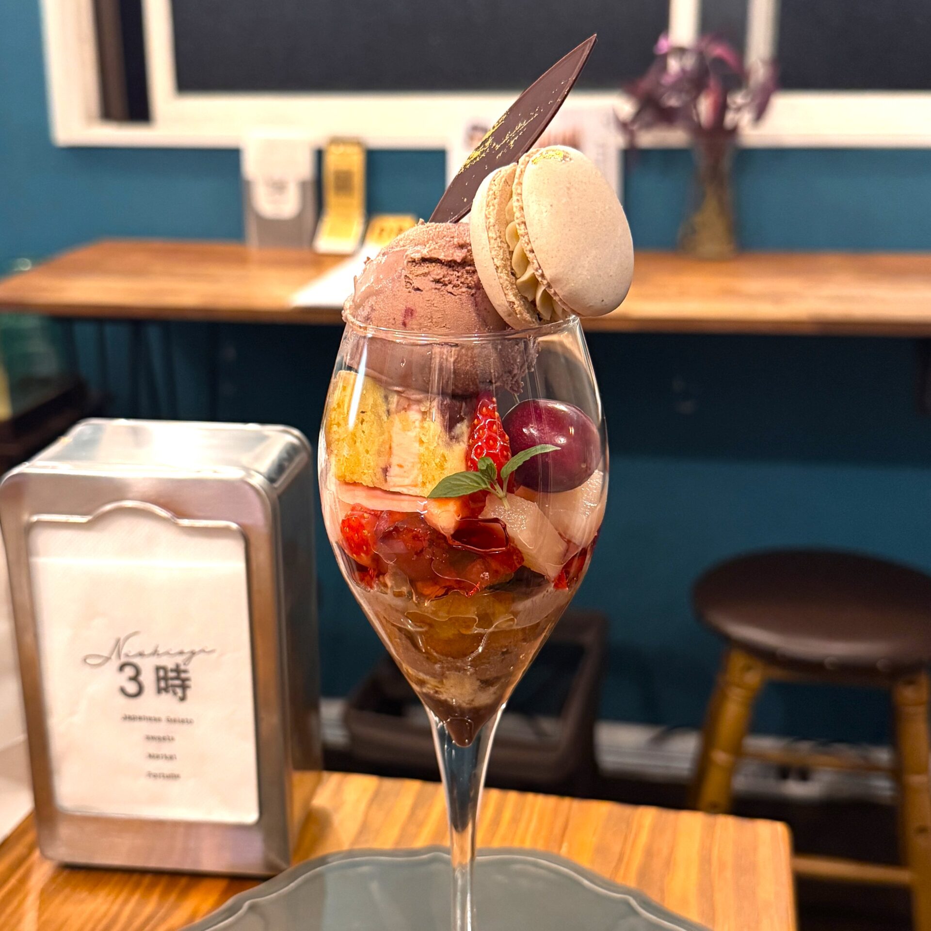 チェリーとチョコレートのパフェ