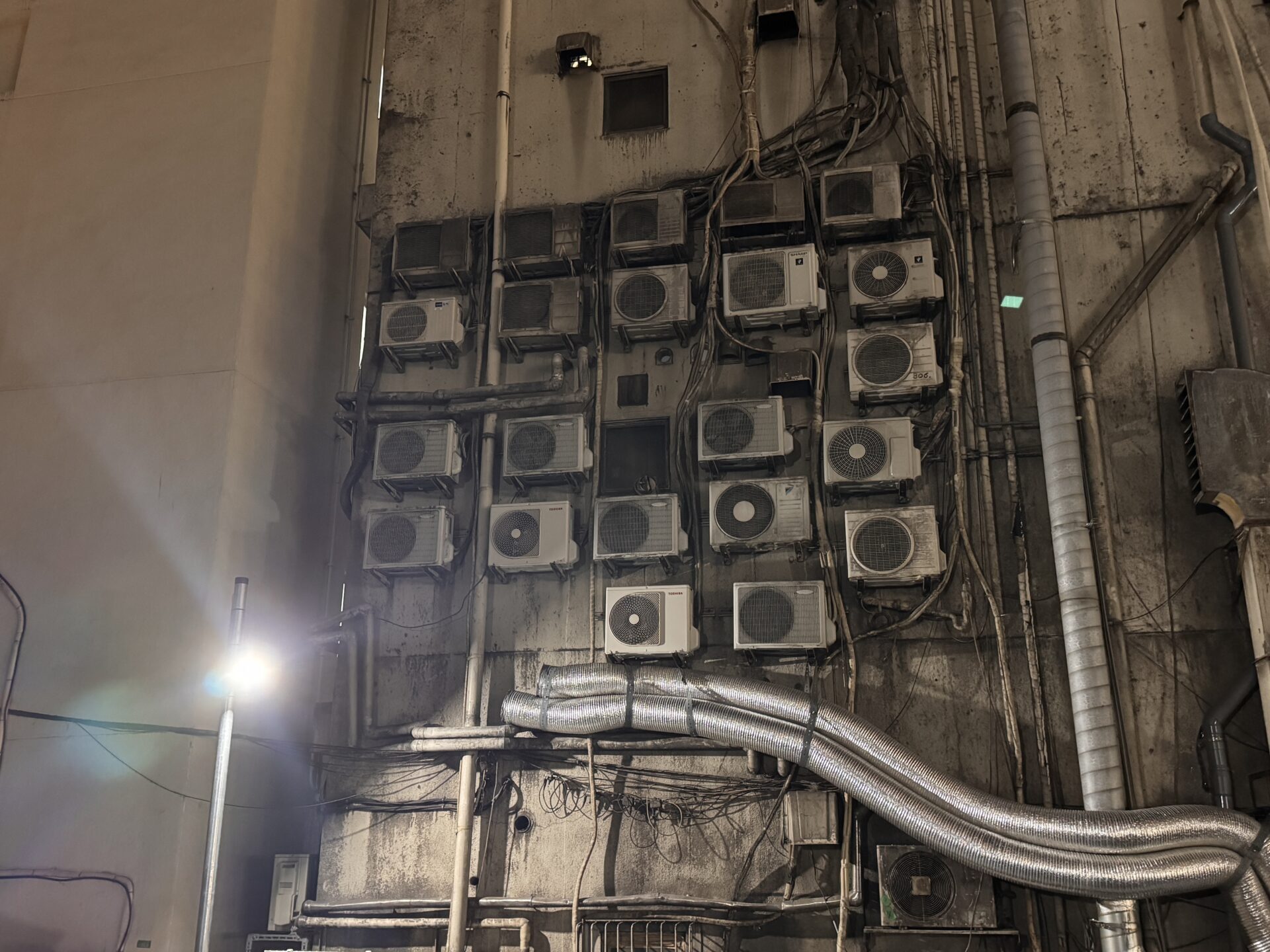 吉祥寺の室外機群