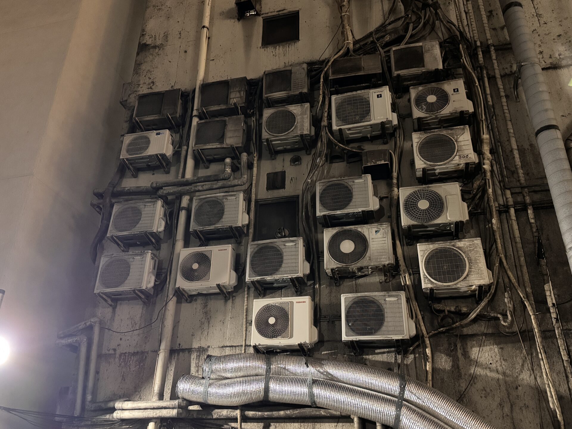 吉祥寺の室外機群