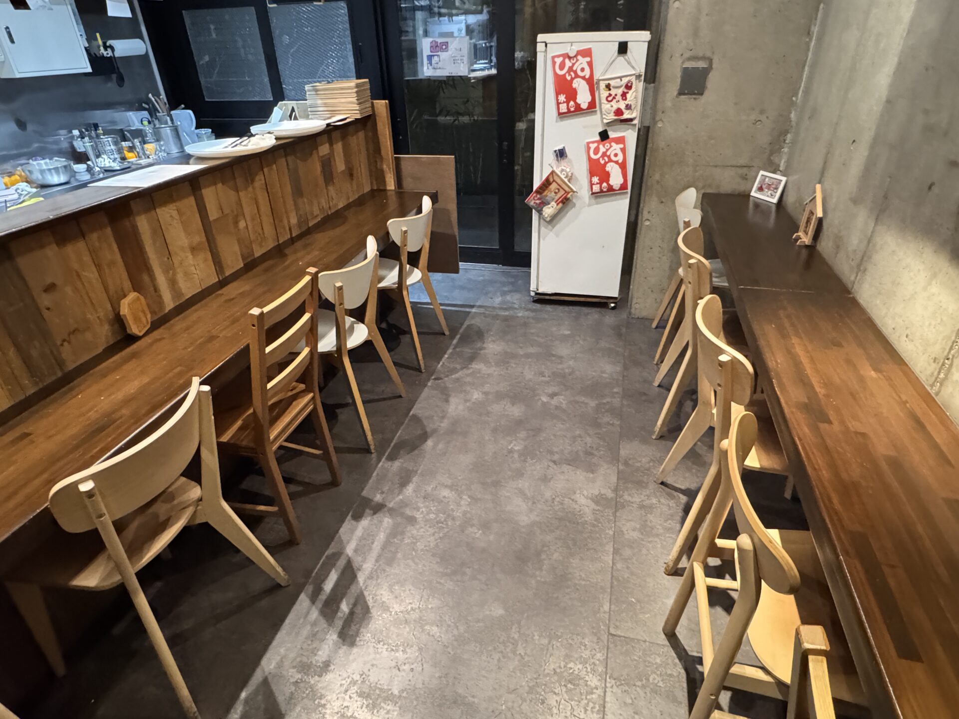 夜クレープ ぴぃすの店内