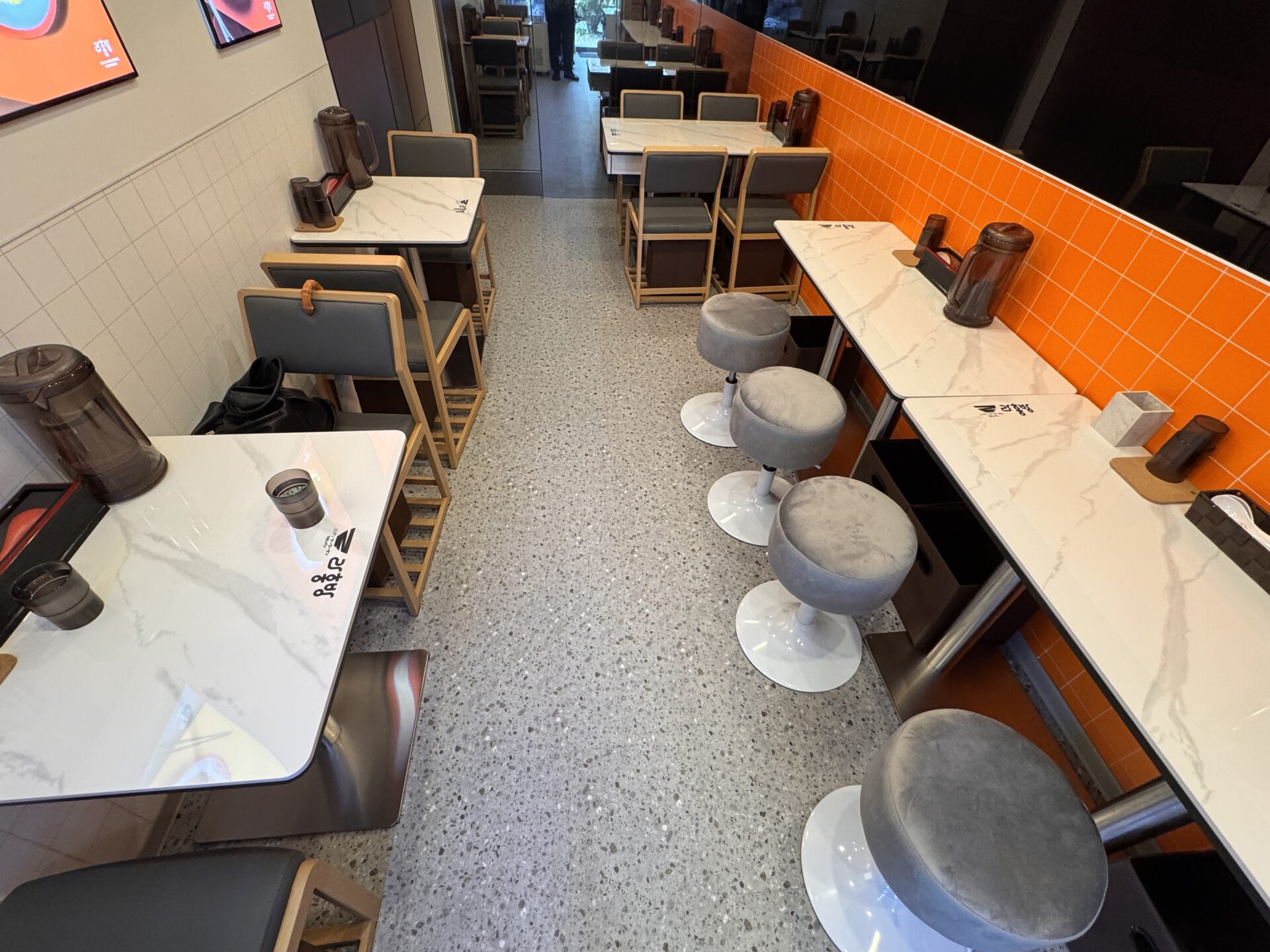 ラホンバンマーラータン吉祥寺店の店内